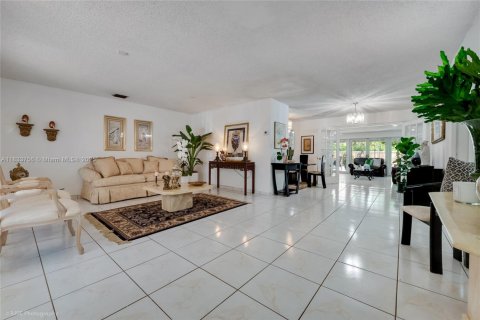 House in Miami, Florida 4 bedrooms, 184.69 sq.m. № 1818432 - photo 4