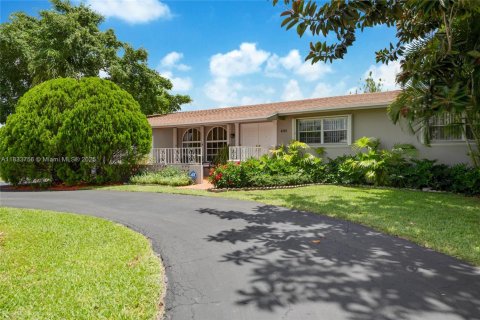 House in Miami, Florida 4 bedrooms, 184.69 sq.m. № 1818432 - photo 2