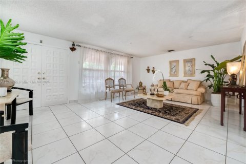 House in Miami, Florida 4 bedrooms, 184.69 sq.m. № 1818432 - photo 3