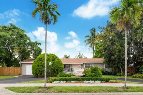 House in Miami, Florida 4 bedrooms, 184.69 sq.m. № 1818432 - photo 1