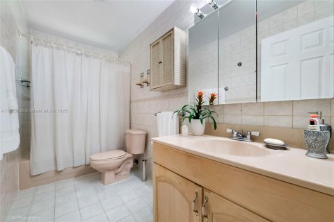 House in Miami, Florida 4 bedrooms, 184.69 sq.m. № 1818432 - photo 13