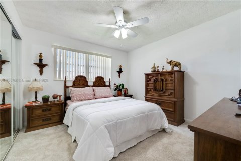 House in Miami, Florida 4 bedrooms, 184.69 sq.m. № 1818432 - photo 12