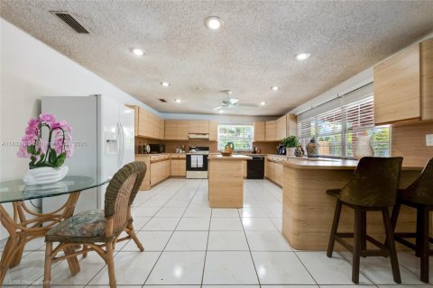 House in Miami, Florida 4 bedrooms, 184.69 sq.m. № 1818432 - photo 8