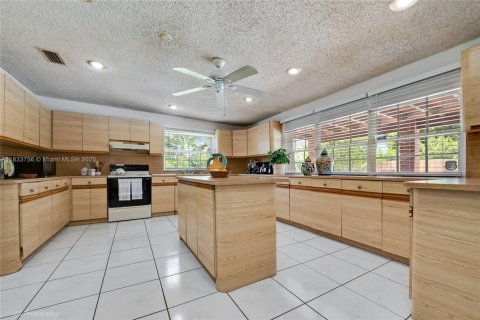 House in Miami, Florida 4 bedrooms, 184.69 sq.m. № 1818432 - photo 9