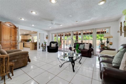 House in Miami, Florida 4 bedrooms, 184.69 sq.m. № 1818432 - photo 7