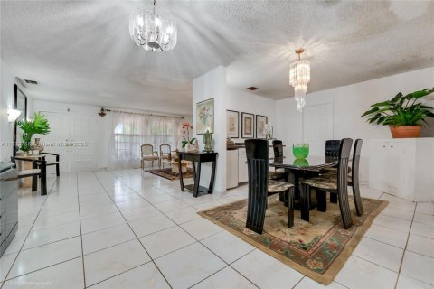 House in Miami, Florida 4 bedrooms, 184.69 sq.m. № 1818432 - photo 5