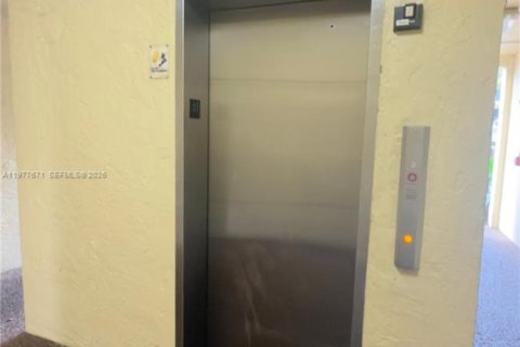 Condominio en venta en North Miami, Florida, 2 dormitorios, 97.18 m2 № 2042352 - foto 27