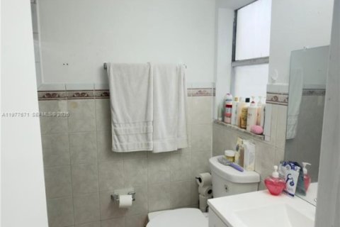 Condominio en venta en North Miami, Florida, 2 dormitorios, 97.18 m2 № 2042352 - foto 11