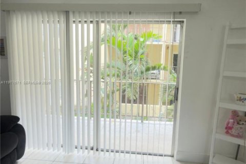 Condominio en venta en North Miami, Florida, 2 dormitorios, 97.18 m2 № 2042352 - foto 1