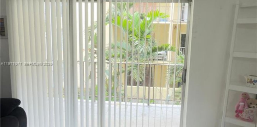 Condominio en North Miami, Florida, 2 dormitorios  № 2042352