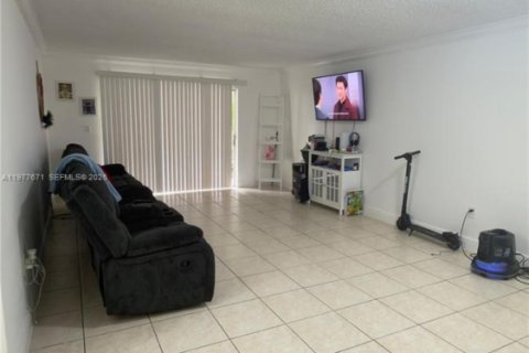 Condominio en venta en North Miami, Florida, 2 dormitorios, 97.18 m2 № 2042352 - foto 2