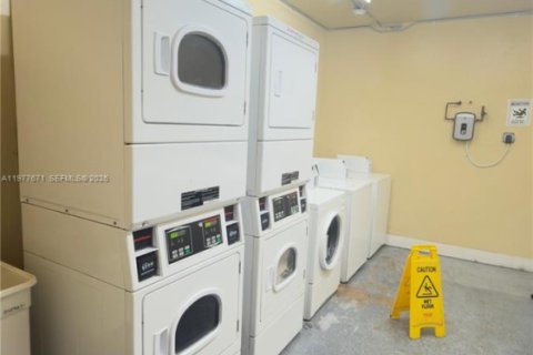 Condominio en venta en North Miami, Florida, 2 dormitorios, 97.18 m2 № 2042352 - foto 28