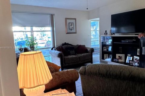 Condominio en venta en North Miami, Florida, 2 dormitorios, 97.18 m2 № 2042352 - foto 3