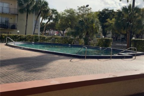 Condominio en venta en North Miami, Florida, 2 dormitorios, 97.18 m2 № 2042352 - foto 26