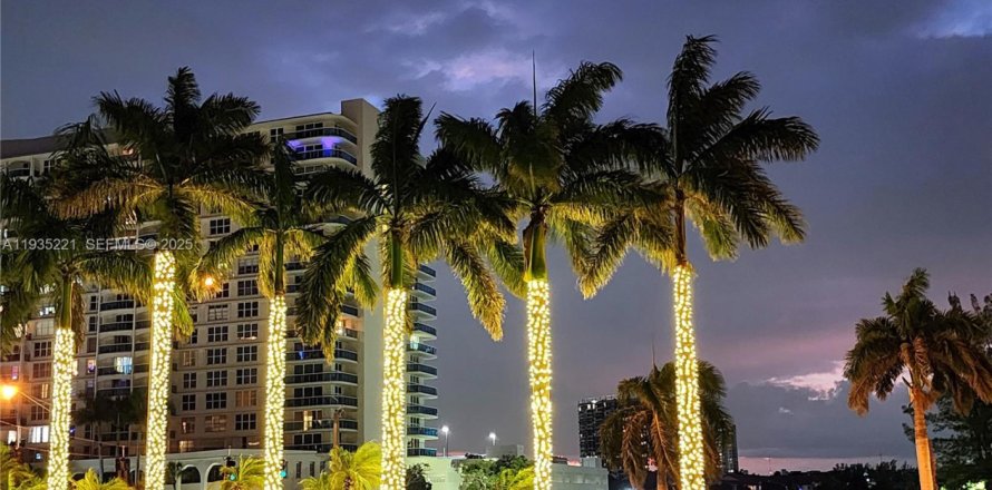 Condominio en Hollywood, Florida, 2 dormitorios  № 1993383