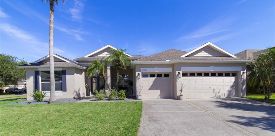 House in Orlando, Florida 4 bedrooms, 248.98 sq.m. № 2394443