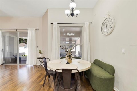 House in Orlando, Florida 4 bedrooms, 248.98 sq.m. № 2394443 - photo 8