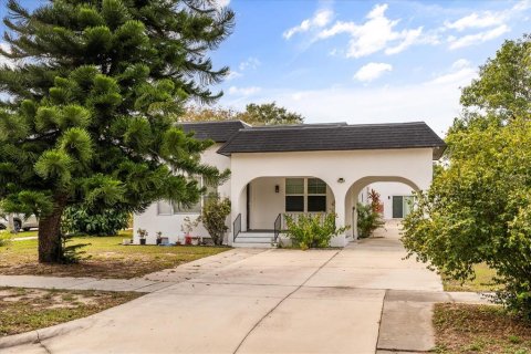 House in Lake Wales, Florida 3 bedrooms, 173.36 sq.m. № 2108392