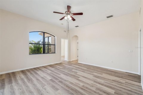Casa en venta en Dade City, Florida, 5 dormitorios, 290.51 m2 № 2229444 - foto 19