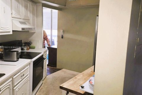 Condo in Lauderhill, Florida, 2 bedrooms  № 1868123 - photo 23