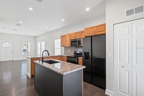 Commercial property in Tampa, Florida 3 bedrooms, 128.39 sq.m. № 2156240 - photo 8