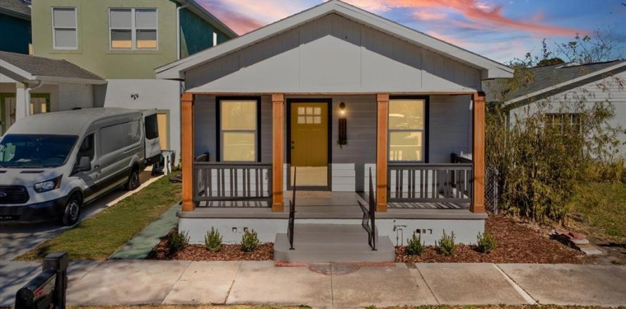 Commercial property in Tampa, Florida 3 bedrooms, 128.39 sq.m. № 2156240