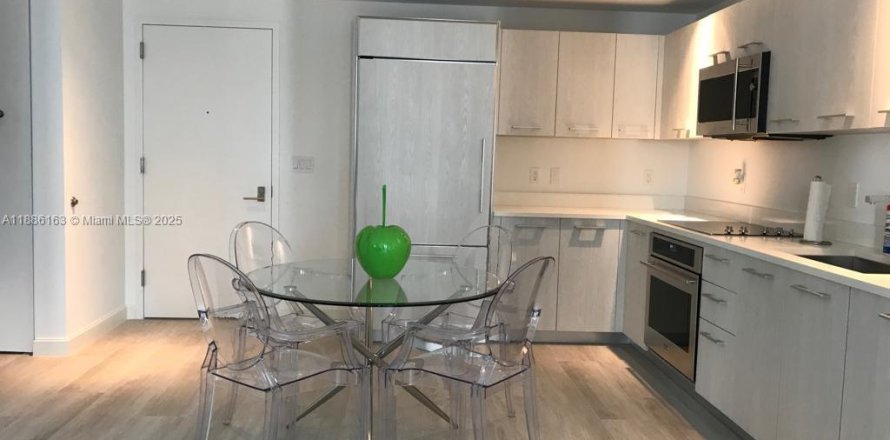 Condominio en Miami, Florida, 1 dormitorio № 1941637