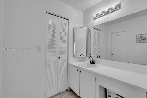 Condo in North Miami, Florida, 1 bedroom  № 1995981 - photo 25