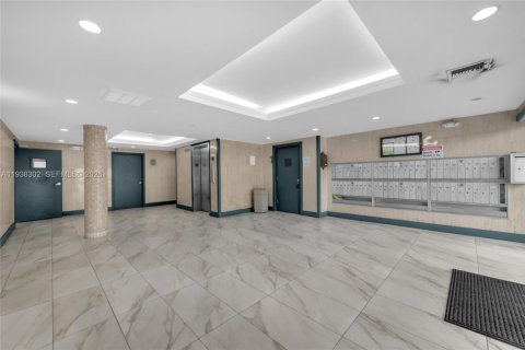 Condo in North Miami, Florida, 1 bedroom  № 1995981 - photo 3