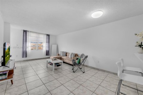 Condo in North Miami, Florida, 1 bedroom  № 1995981 - photo 11