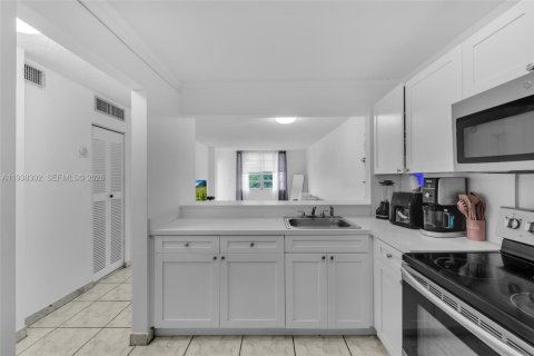 Condo in North Miami, Florida, 1 bedroom  № 1995981 - photo 9