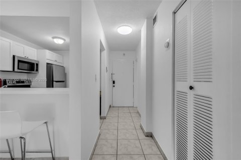 Condo in North Miami, Florida, 1 bedroom  № 1995981 - photo 5