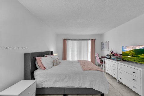 Condo in North Miami, Florida, 1 bedroom  № 1995981 - photo 24