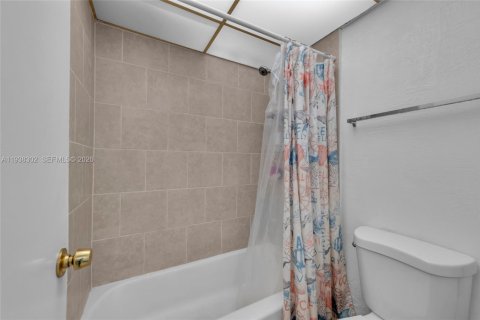 Condo in North Miami, Florida, 1 bedroom  № 1995981 - photo 20