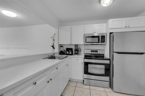 Condo in North Miami, Florida, 1 bedroom  № 1995981 - photo 10