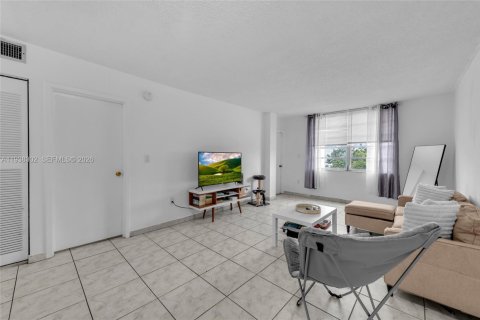 Condo in North Miami, Florida, 1 bedroom  № 1995981 - photo 12