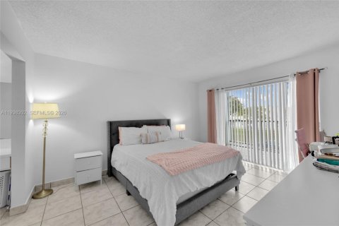 Condo in North Miami, Florida, 1 bedroom  № 1995981 - photo 21