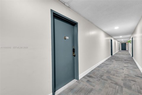 Condo in North Miami, Florida, 1 bedroom  № 1995981 - photo 4
