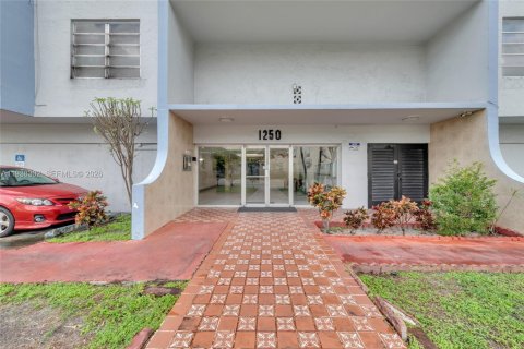 Condo in North Miami, Florida, 1 bedroom  № 1995981 - photo 2