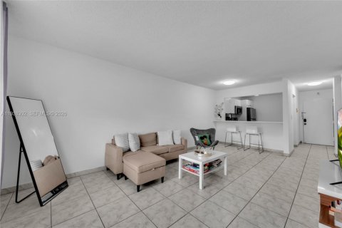 Condo in North Miami, Florida, 1 bedroom  № 1995981 - photo 13