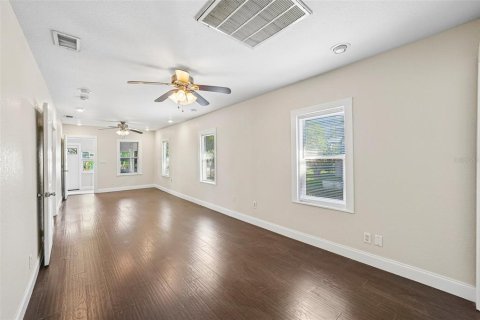 Commercial property in Saint Petersburg, Florida 5 bedrooms, 173.36 sq.m. № 2421949 - photo 8