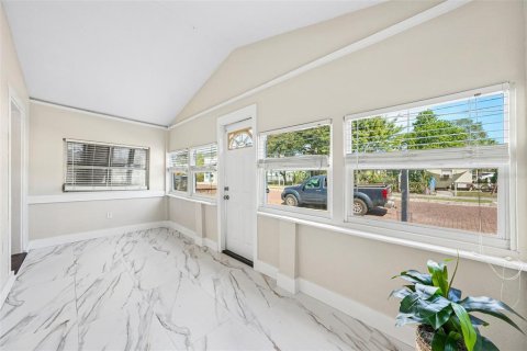 Commercial property in Saint Petersburg, Florida 5 bedrooms, 173.36 sq.m. № 2421949 - photo 5