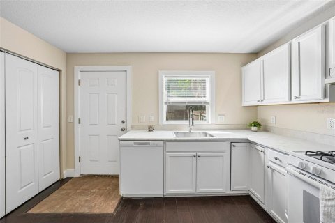 Commercial property in Saint Petersburg, Florida 5 bedrooms, 173.36 sq.m. № 2421949 - photo 16