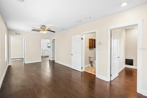 Commercial property in Saint Petersburg, Florida 5 bedrooms, 173.36 sq.m. № 2421949 - photo 13