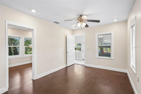 Commercial property in Saint Petersburg, Florida 5 bedrooms, 173.36 sq.m. № 2421949 - photo 9