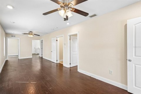 Commercial property in Saint Petersburg, Florida 5 bedrooms, 173.36 sq.m. № 2421949 - photo 11