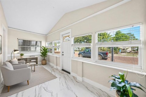 Commercial property in Saint Petersburg, Florida 5 bedrooms, 173.36 sq.m. № 2421949 - photo 4