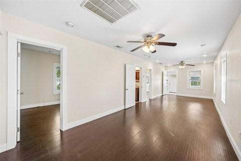 Commercial property in Saint Petersburg, Florida 5 bedrooms, 173.36 sq.m. № 2421949 - photo 14