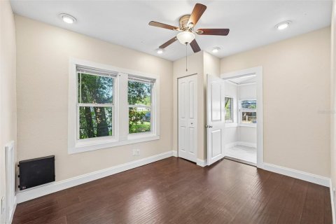 Commercial property in Saint Petersburg, Florida 5 bedrooms, 173.36 sq.m. № 2421949 - photo 25