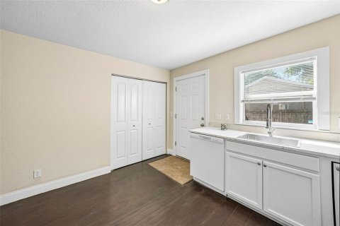 Commercial property in Saint Petersburg, Florida 5 bedrooms, 173.36 sq.m. № 2421949 - photo 15